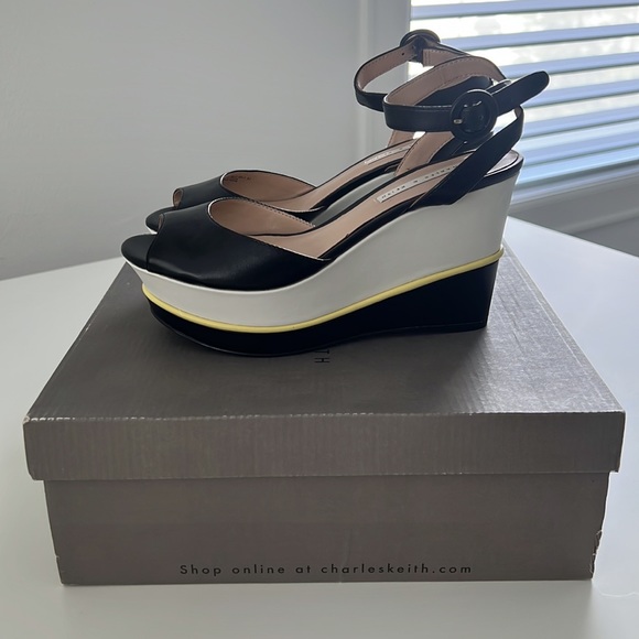 Ladies Wedge Platform Open Toe Sandal - Picture 2 of 5